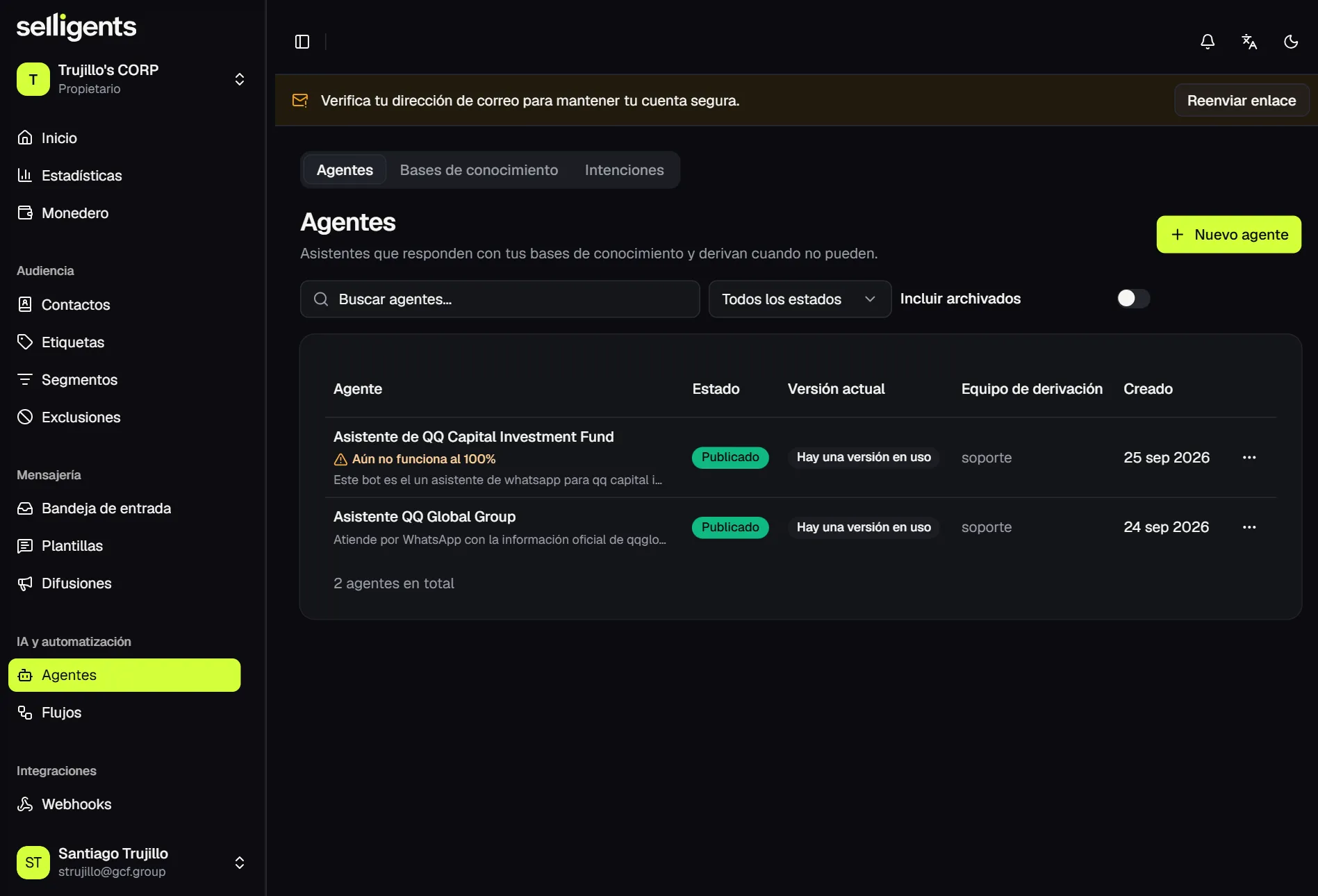 Agents list showing the status, current version, handoff team and creation date of each agent, with a warning on an agent that is not fully set up.