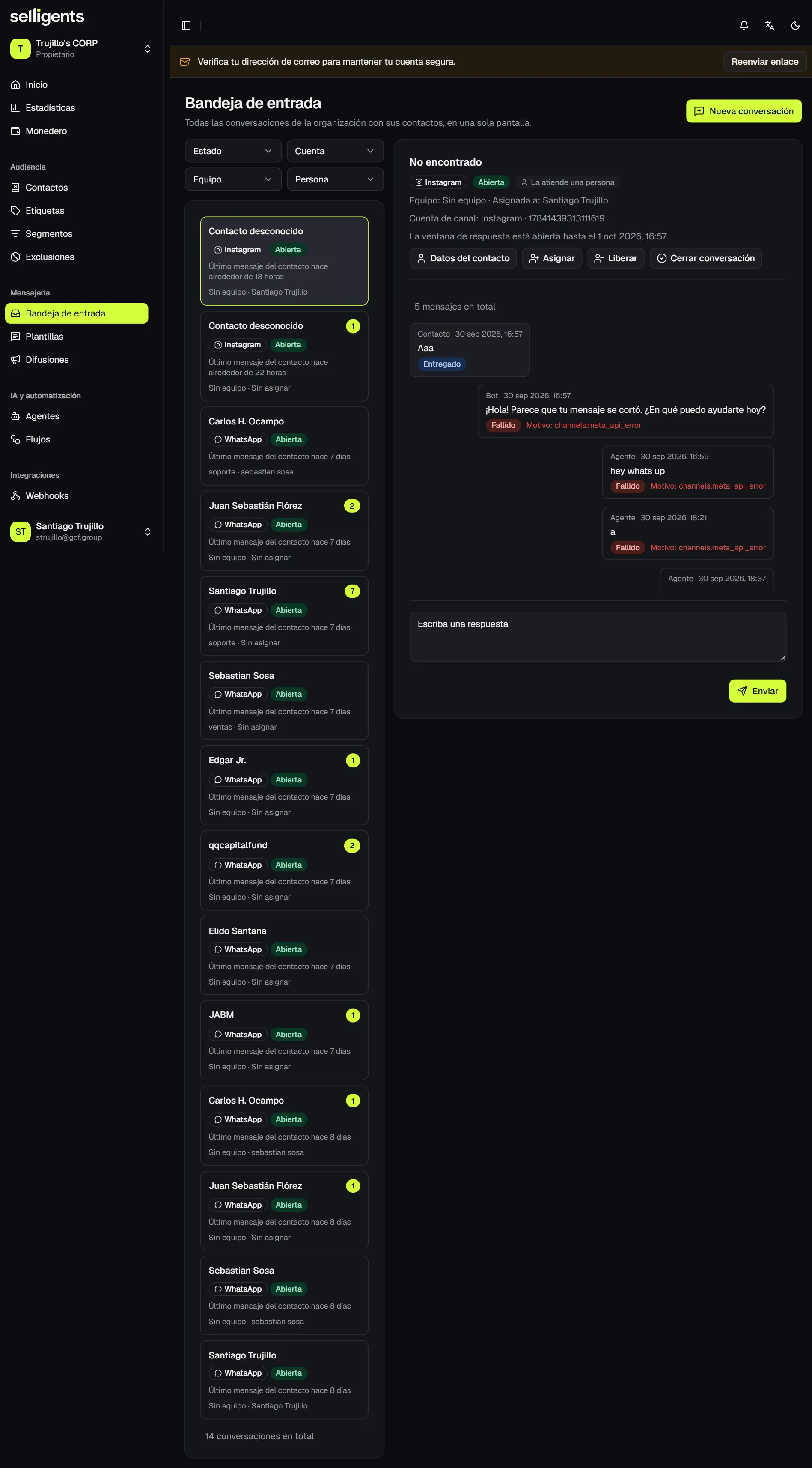 Inbox with status, account, team and person filters above the conversation list, and an open conversation showing its messages, their delivery status, the reply box and the conversation actions.